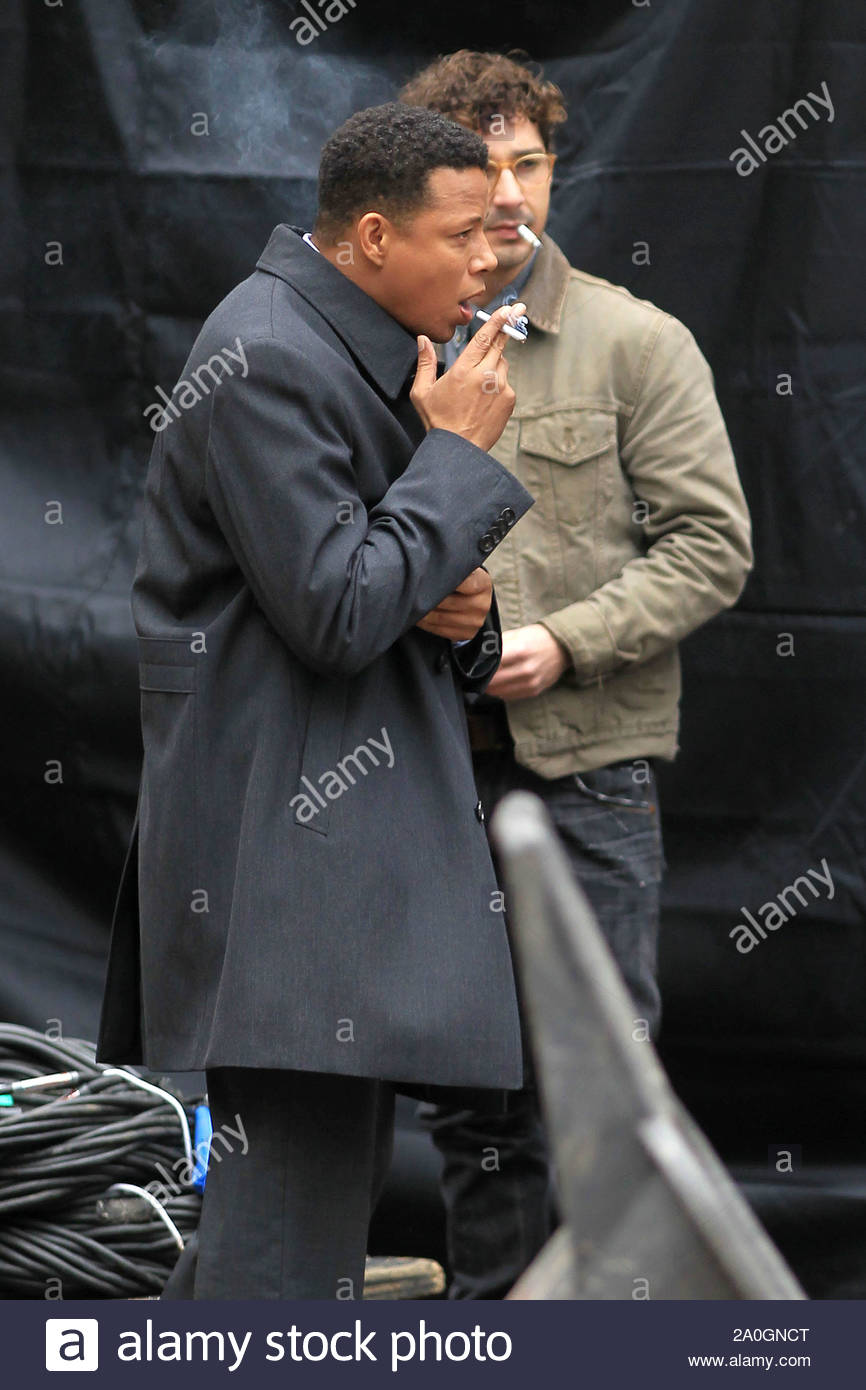 Terrence Howard sigara içerken (veya esrar)
