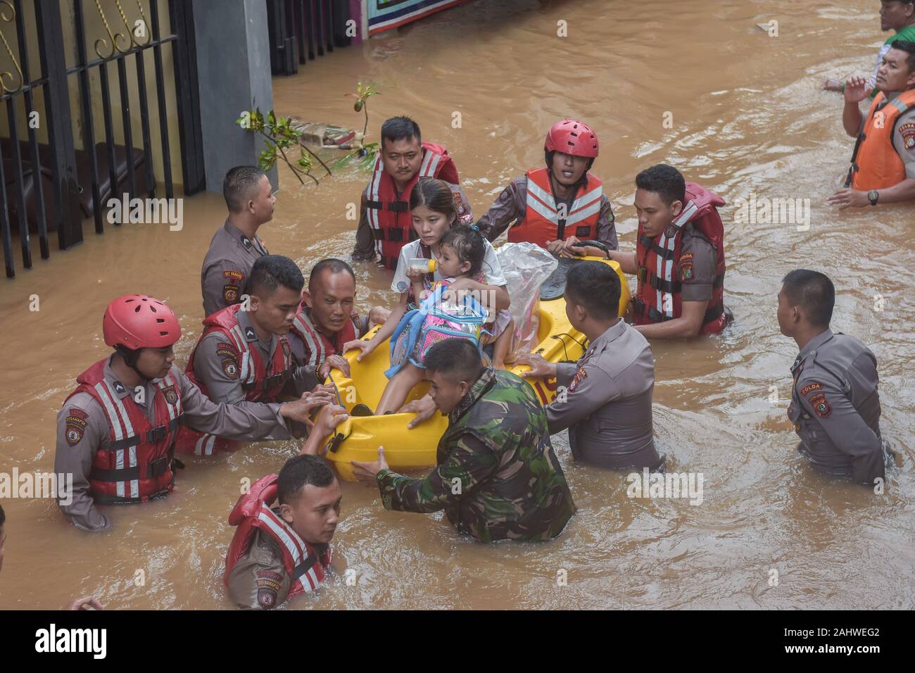 Jakarta Indonesia St Jan A Rescue Team Evacuates Residents