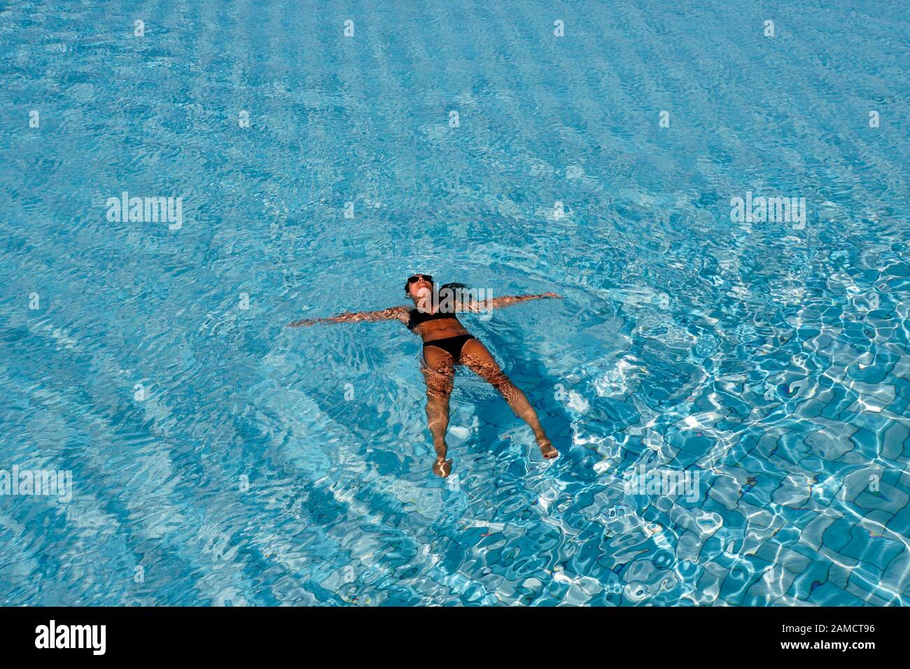 Junge Frau Im Bikini Treibt Auf Dem Wasser El Quseir Gypten Stock