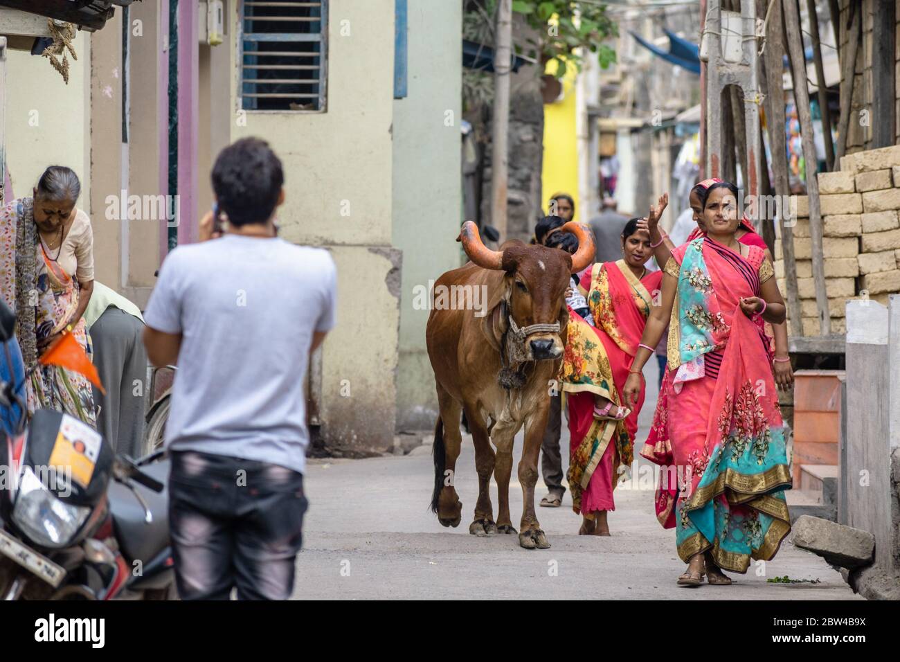 Somnath Gujarat India December 2018 An Indian Woman In A Colourful