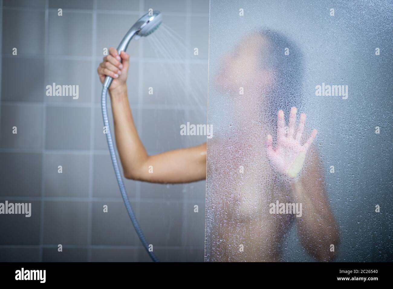 Принимает душ и показывает красивое тело