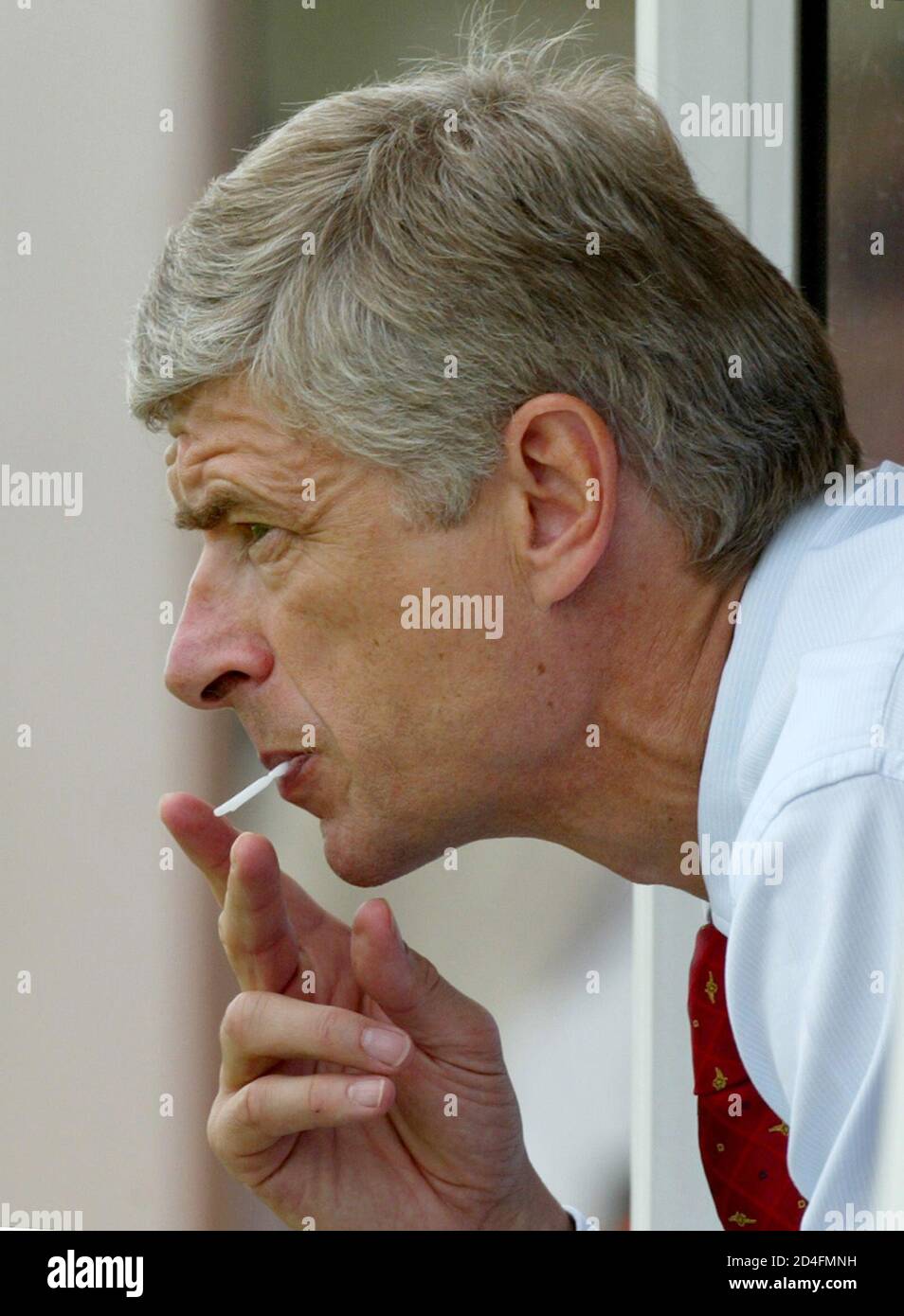 Arsène Wenger aan het roken
