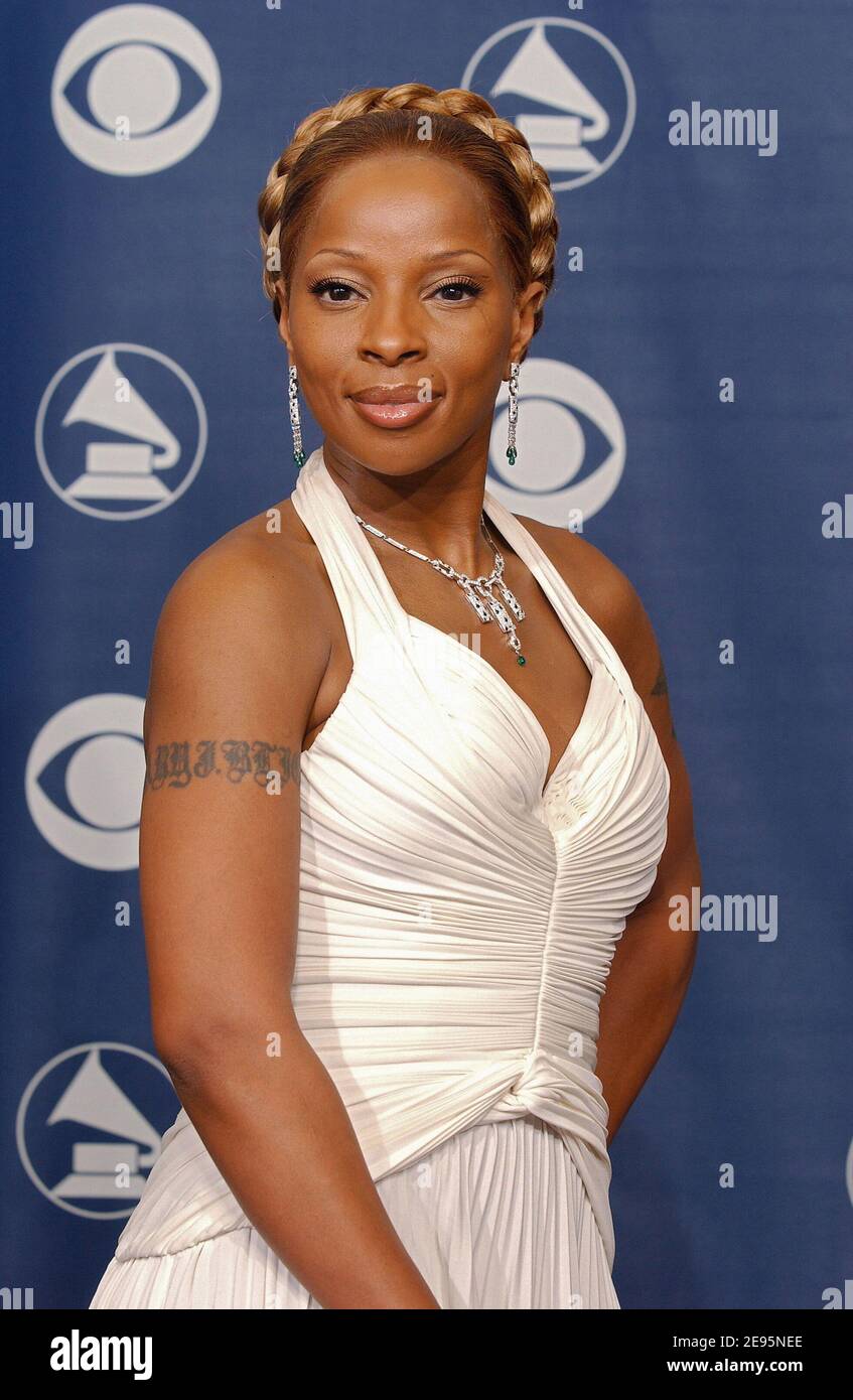Mary J Blige Poses In The Pressroom Of The 48th Annual Grammy Awards