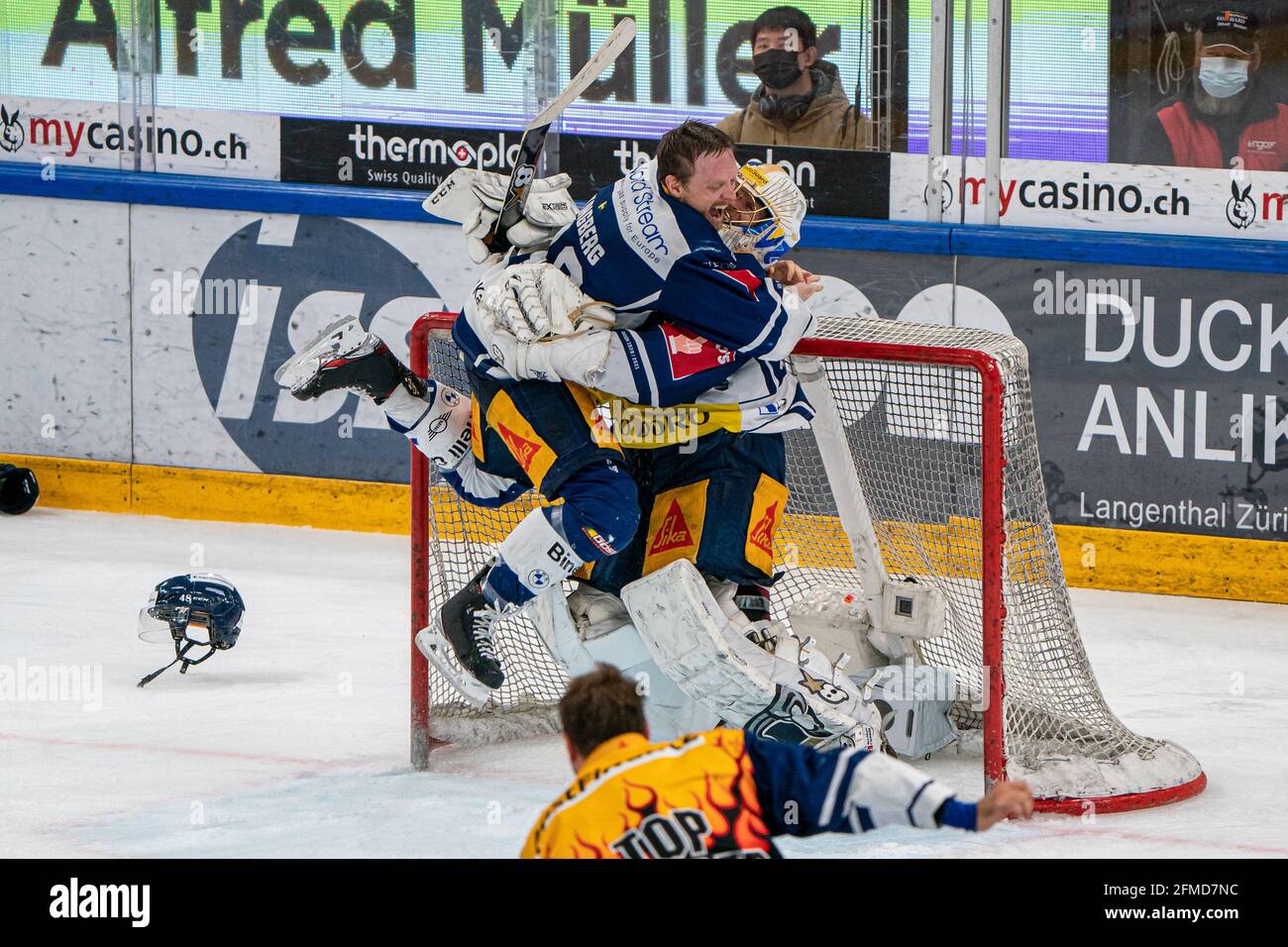 Carl Klingberg 48 EV Zug And Goalkeeper Leonardo Genoni 30 EV