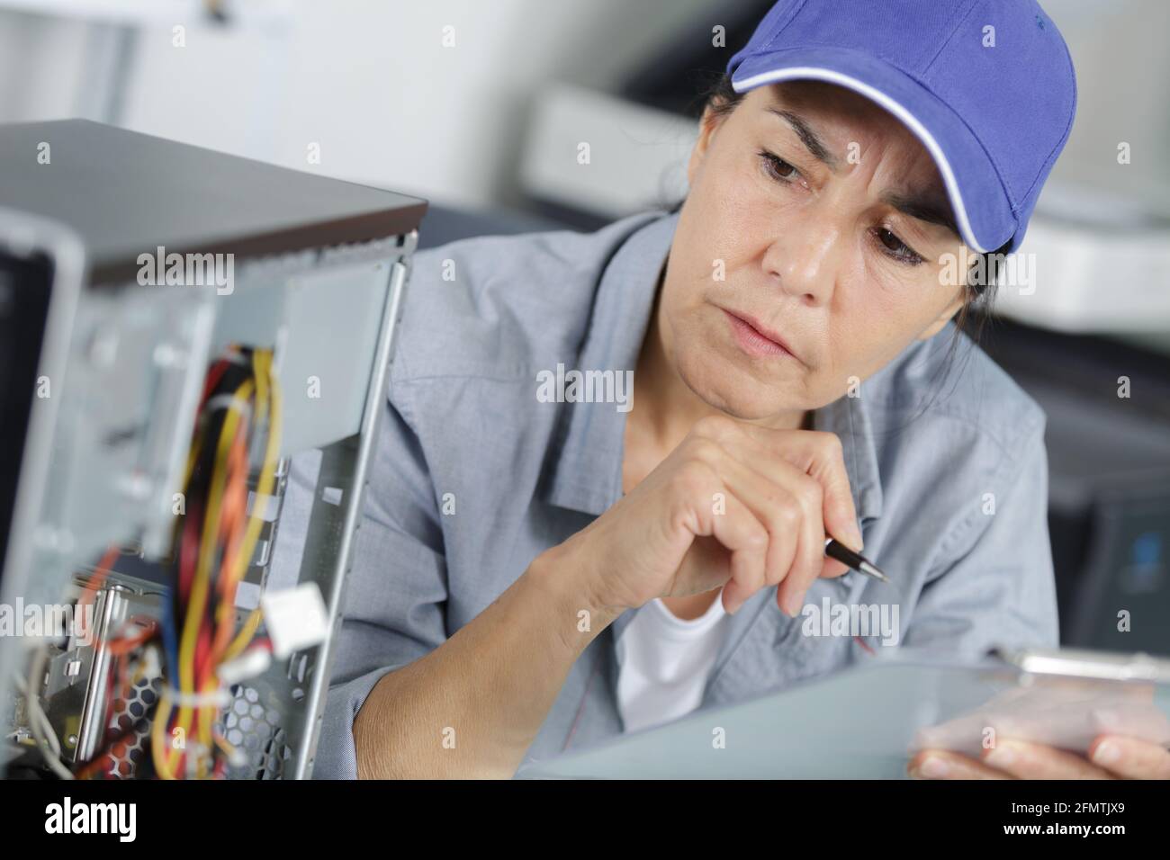 Female Pc Technician Fixing A Pc Stock Photo Alamy