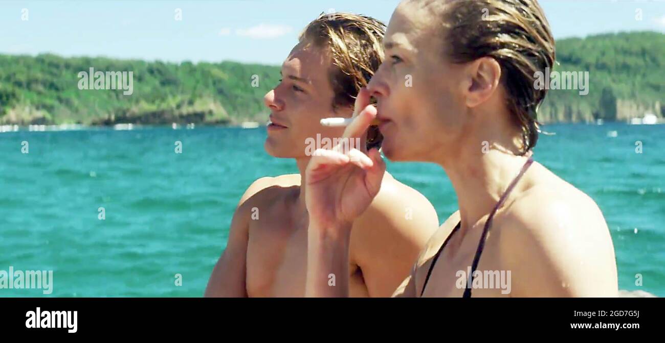 Наоми Уоттс Джессика Тоуви И Софи Лоу Развлекаются На Пляже – Тайное Влечение 2012