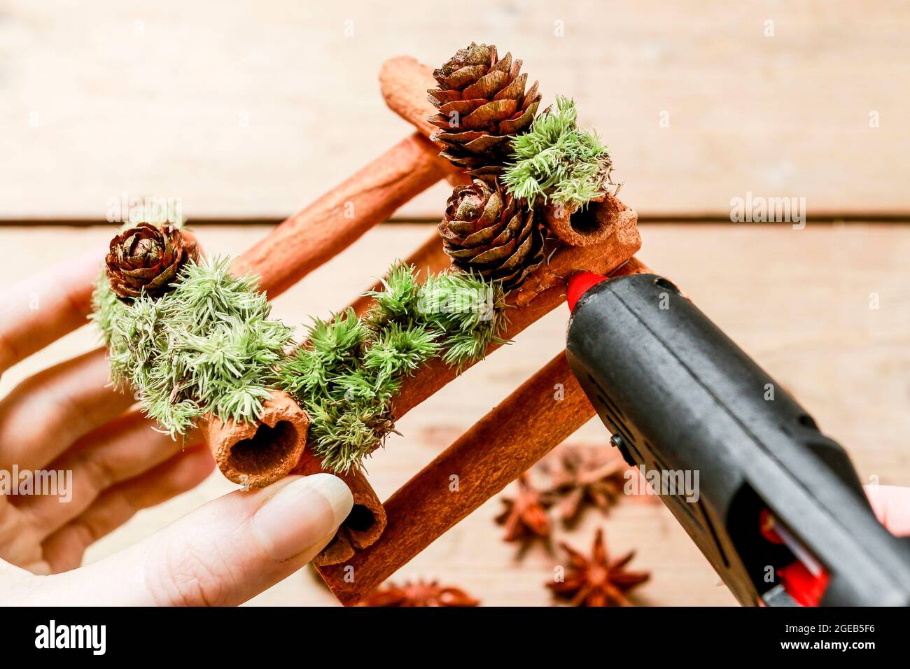 Florist At Work How To Make Christmas Candle Holder With Cinnamon