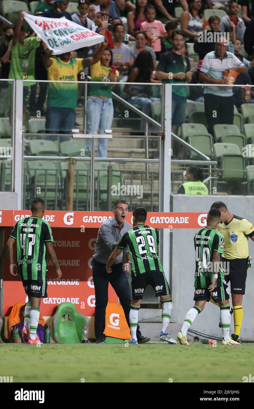 Pedrinho Do Am Rica Mineiro Comemora O Seu Gol O T Cnico Vagner