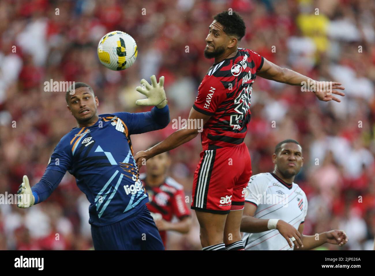 Pablo Castro Do Flamengo Disputa O Lance Anderson Do Athletico