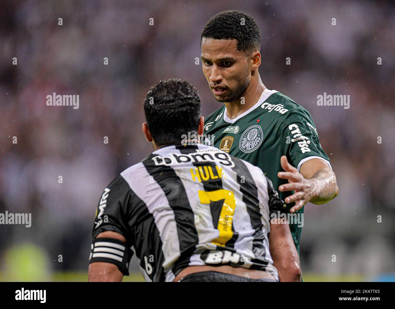 Hulk Do Atl Tico Mineiro E Murilo Do Palmeiras Durante A Partida Entre