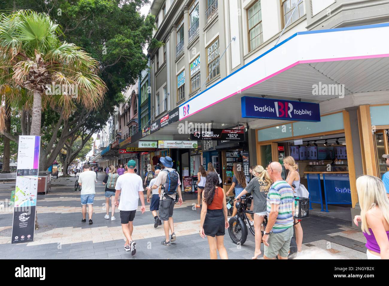 Manly Beach Sydney People Walking And Shopping On The Corso Sydney Nsw