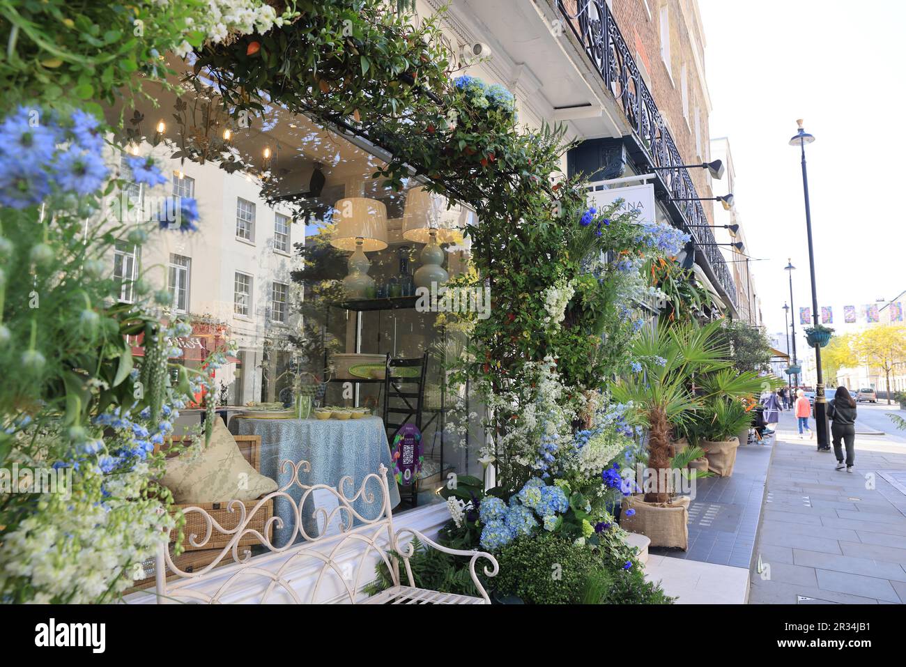 Floral Installations On The Theme Of Into The Wild On Motcomb And