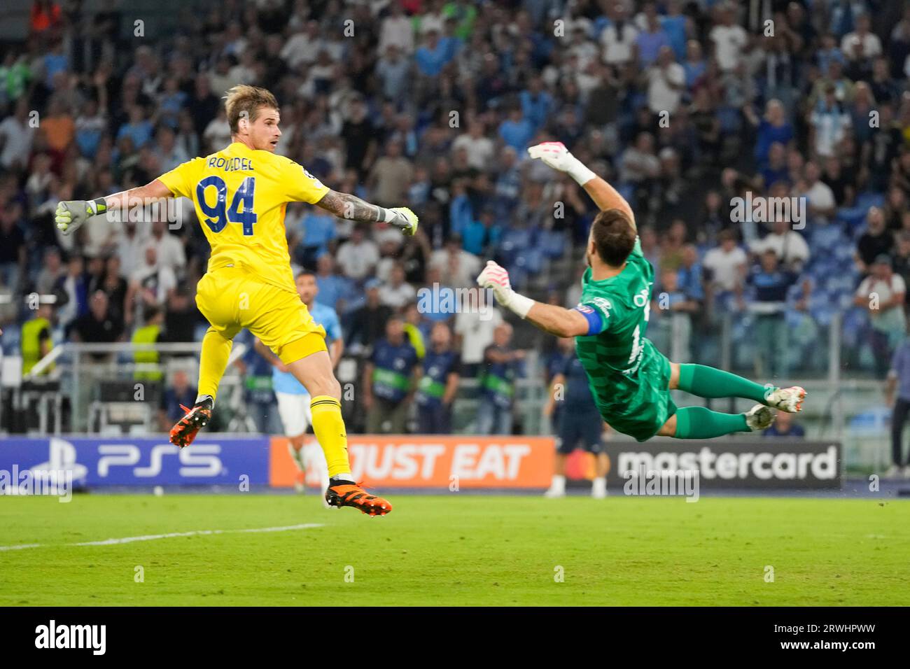 Atletico Madrid S Goalkeeper Jan Oblak Right Failed To Stop A Header