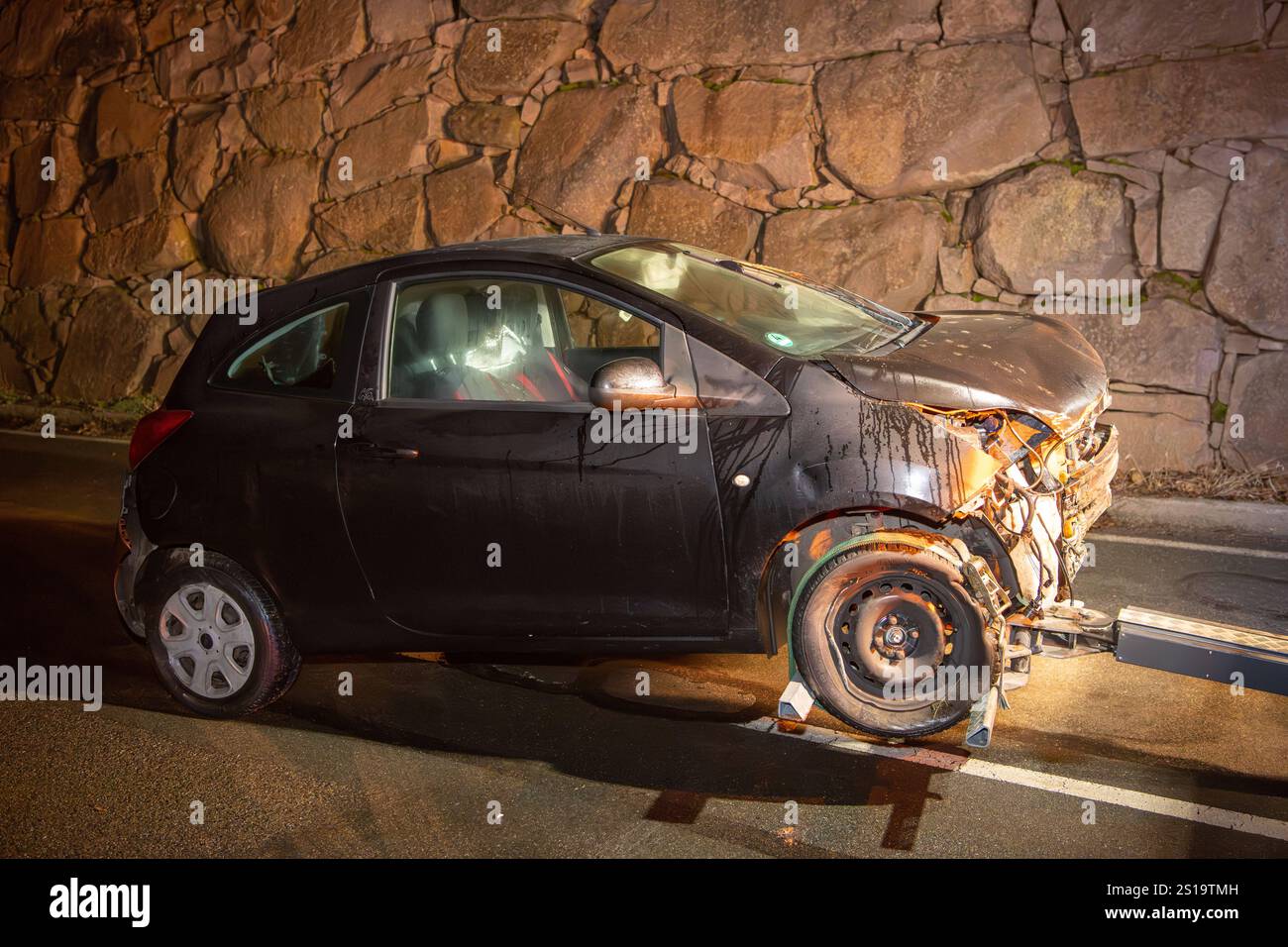 D Beln Auto Kracht Gegen Mauer Zwei Verletzte Bei Unfall Auf S