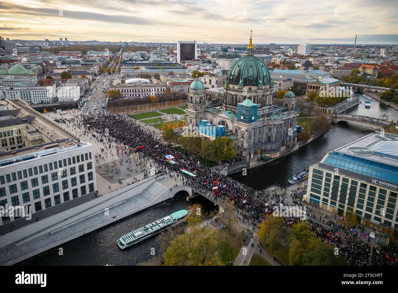 Mehrere Tausende Menschen Nehmen Einer Demonstration In Solidaritaet