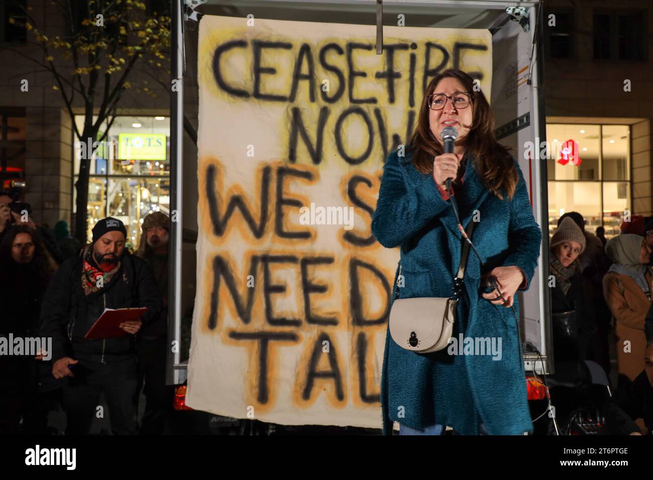 Deborah Feldmann Bei We Still Need To Talk Ceasefire Now Kundgebung