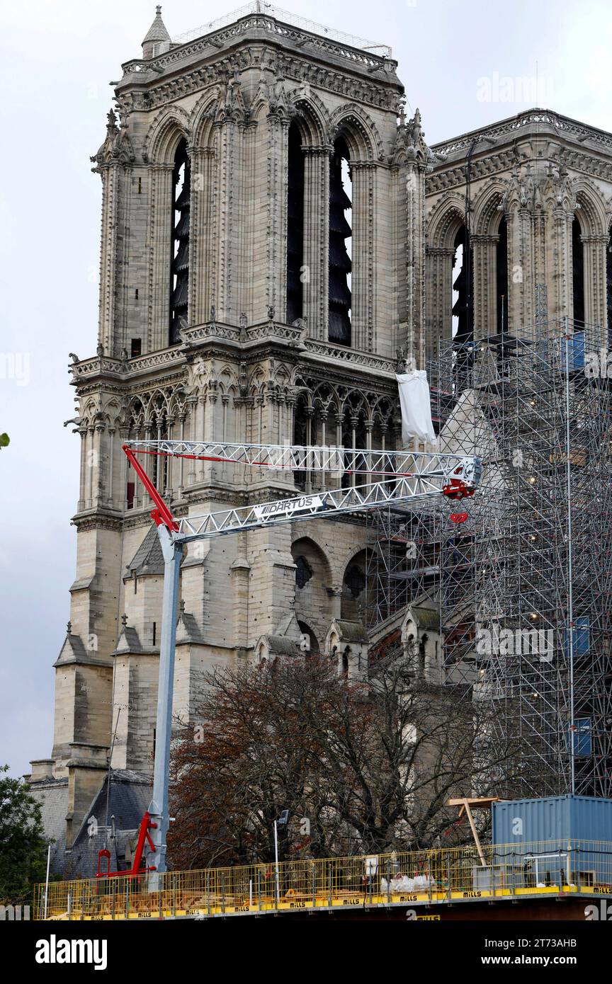 Südfassade beim Besuch der Kathedrale Notre Dame de Paris in der am 15