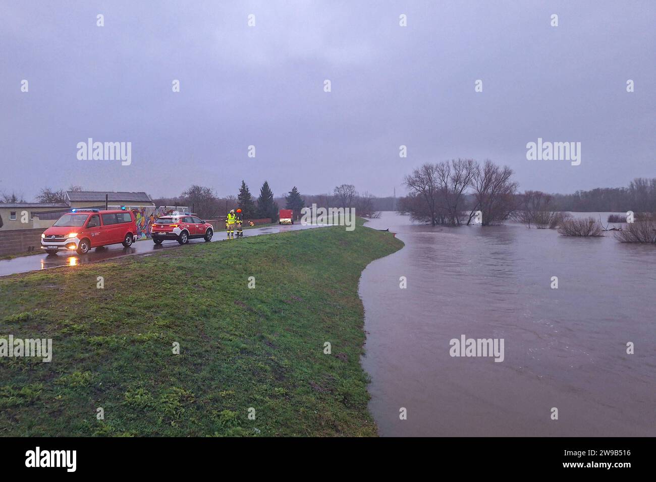 Raguhn Je Nitz Hochwasser Situation Spitzt Sich Zu Autos Bleiben Im