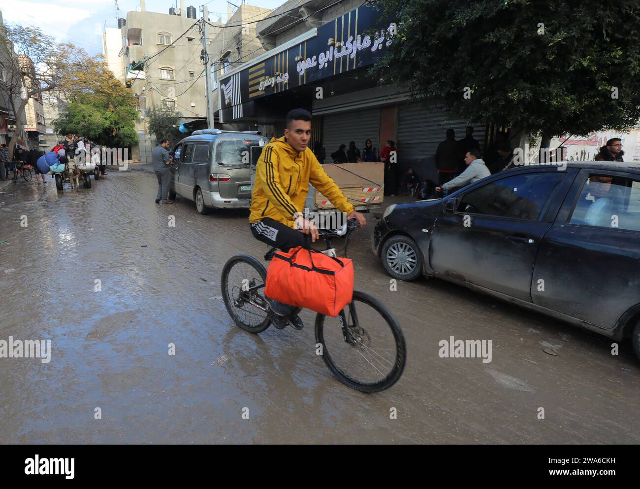 Gazans Living In Some Neighborhoods In Nusairat Move To The Southern