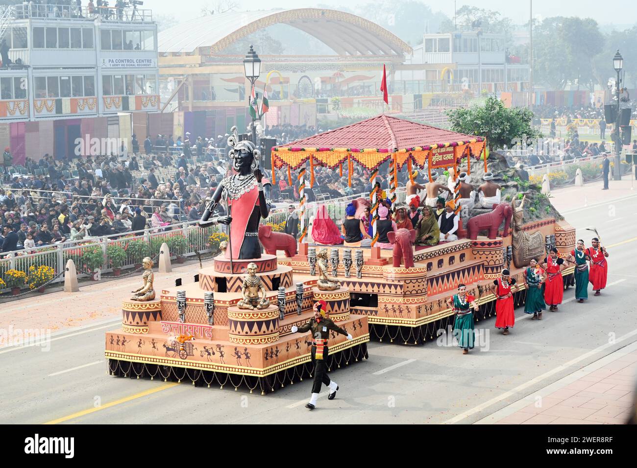 NEW DELHI INDIA JANUARY 26 Artists Perform Beside The Tableaux Of