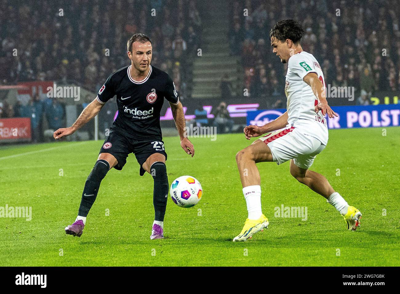 Mario Goetze Eintracht Frankfurt 27 Spielt Den Ball An Max