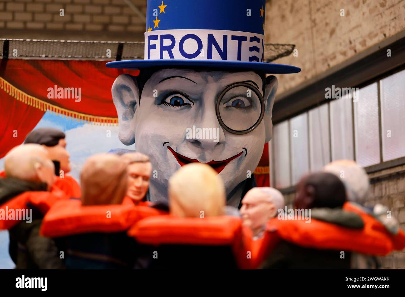 Ein Motivwagen des Kölner Rosenmontagszugs der Flüchtlinge im Blick