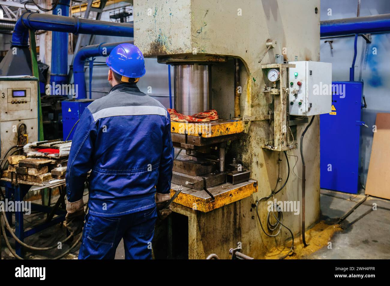 Stamp Press Operator Hi Res Stock Photography And Images Alamy