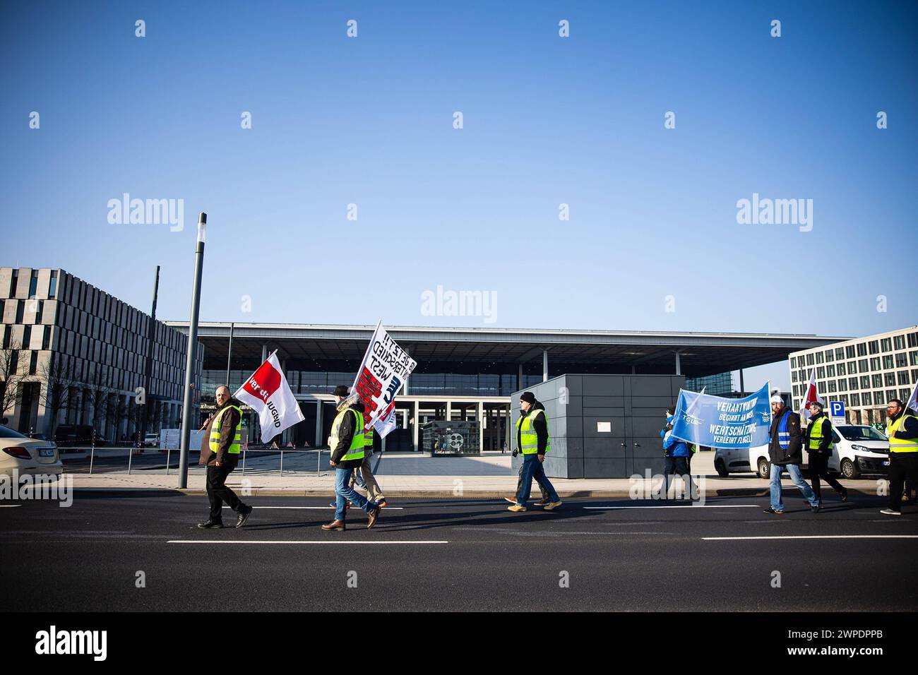 Eine Kundgebung Von Lufthansa Mitarbeitern Am Flughafen Berlin