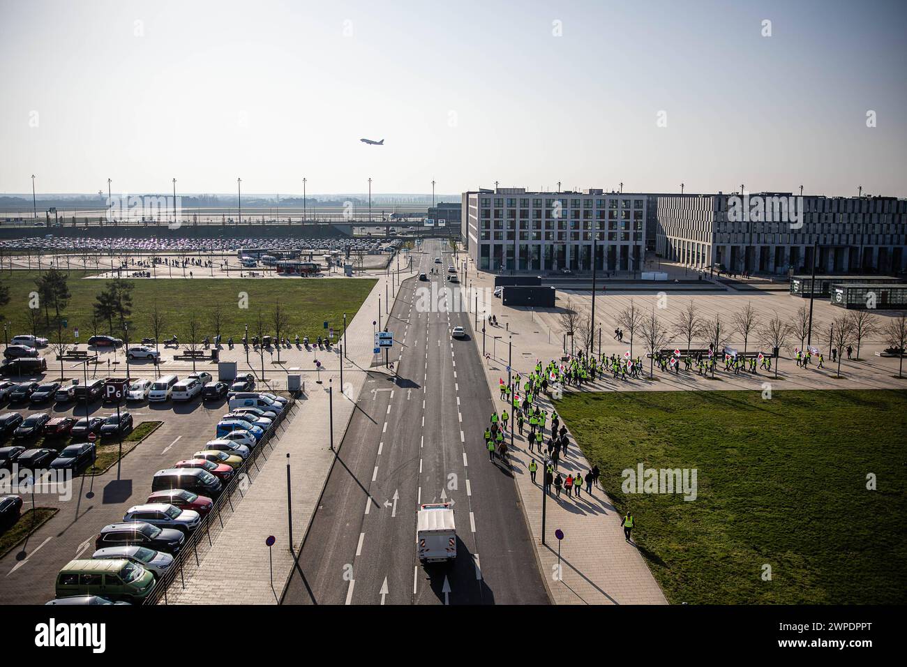 Eine Kundgebung Von Lufthansa Mitarbeitern Am Flughafen Berlin