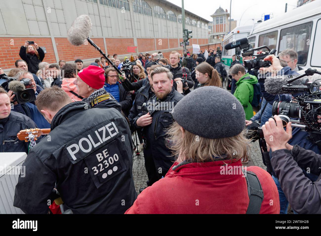 Polizei Gegen Klimaprotest An Der Warschauer Br Cke