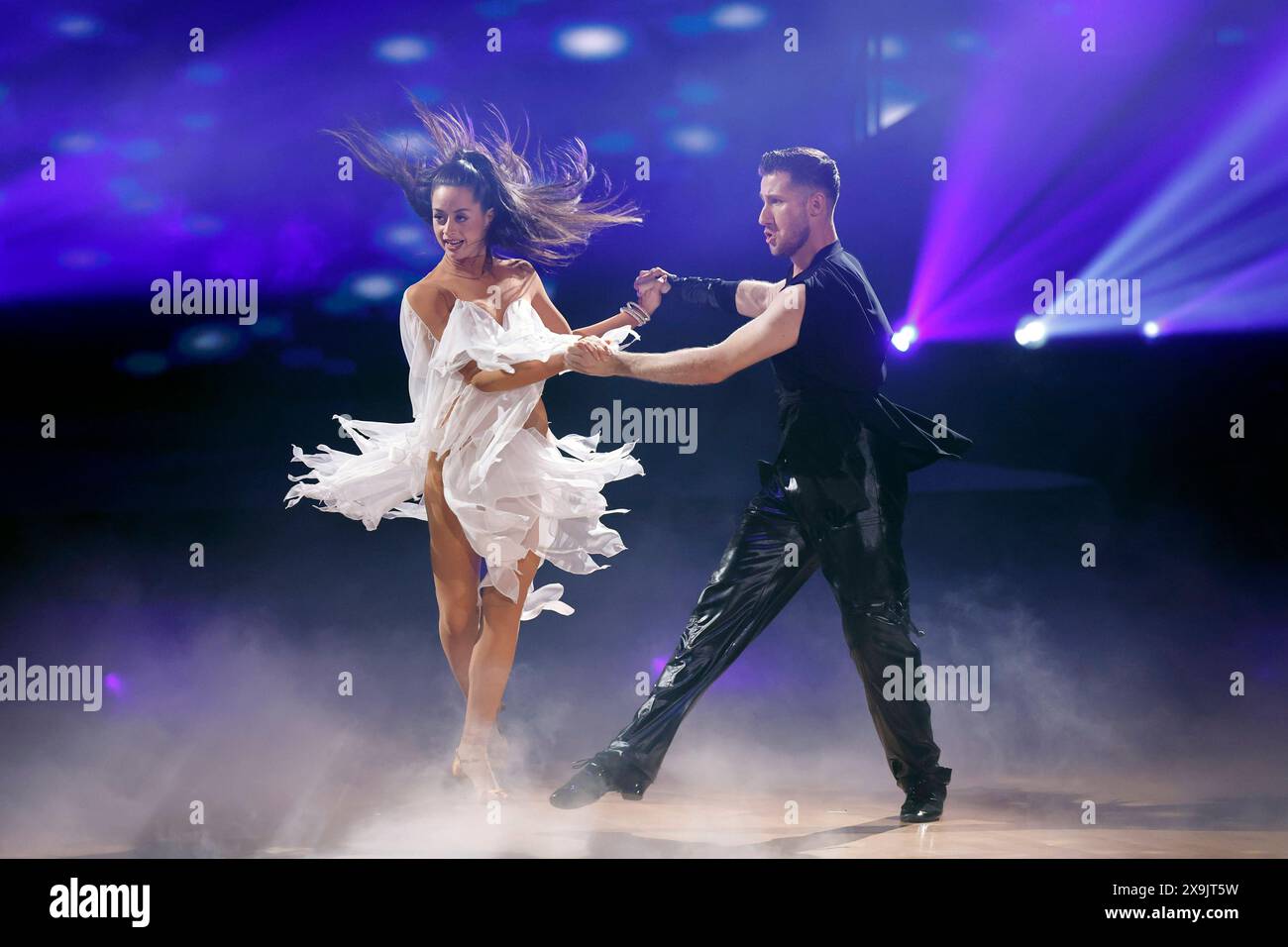 Tänzerin Malika Dzumaev und Tänzer Fabian Täschner bei große Profi