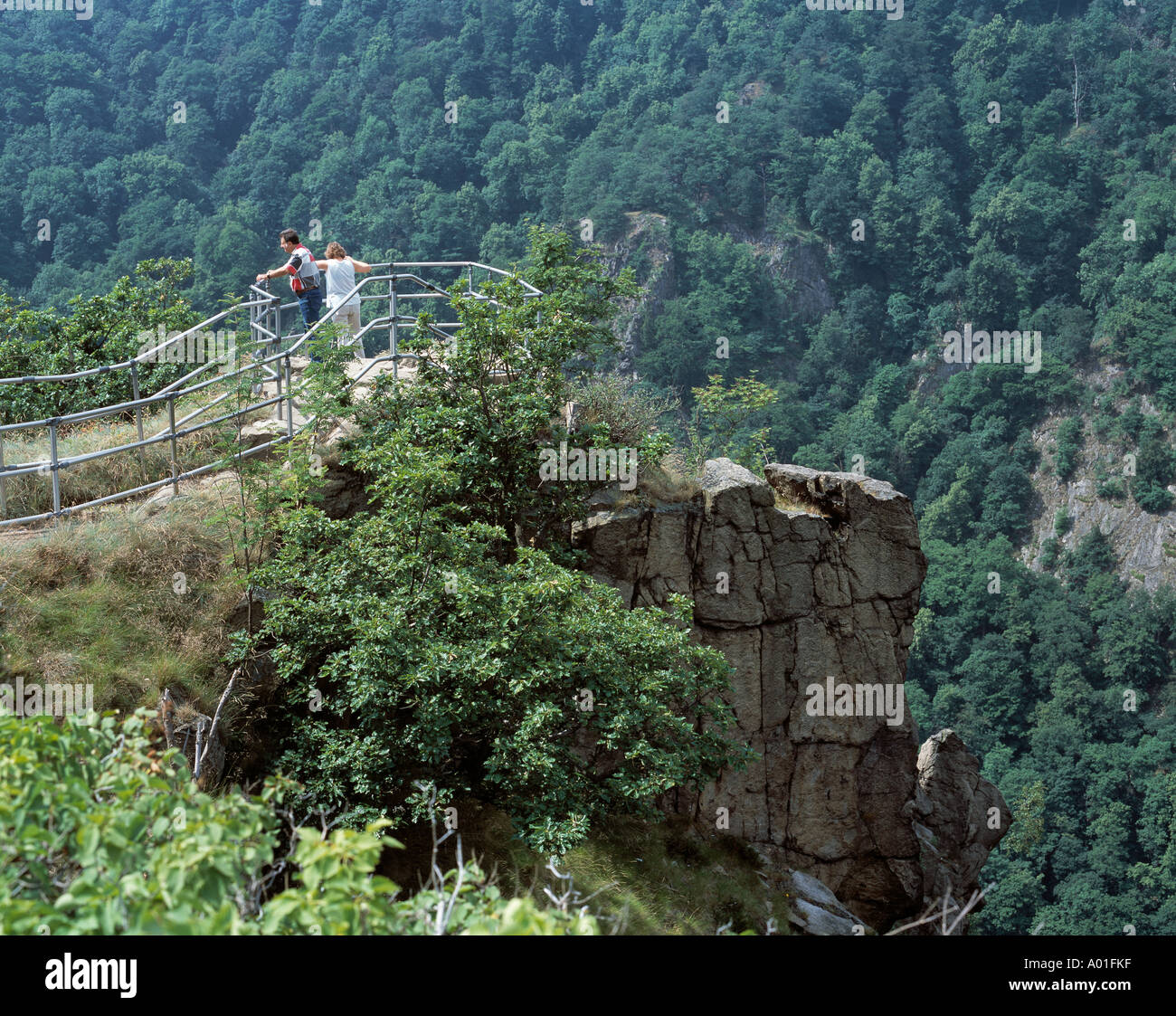 Touristen auf dem RosstrappeFelsen ueber dem Bodetal Stock Photo 5628030 Alamy