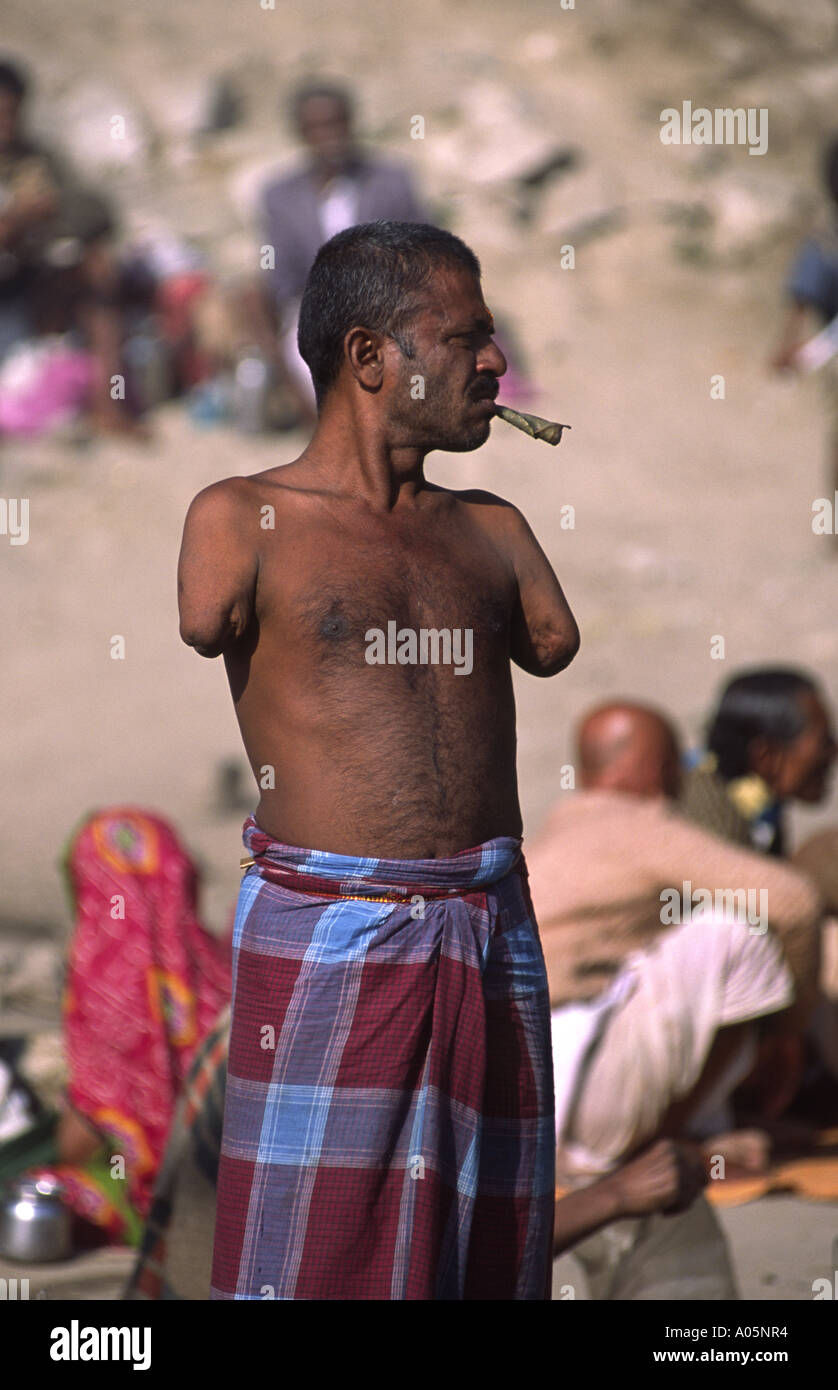 armless-man-smoking-a-cheroot-khumb-mela-festival-2001-allahabad-uttar-A05NR4.jpg