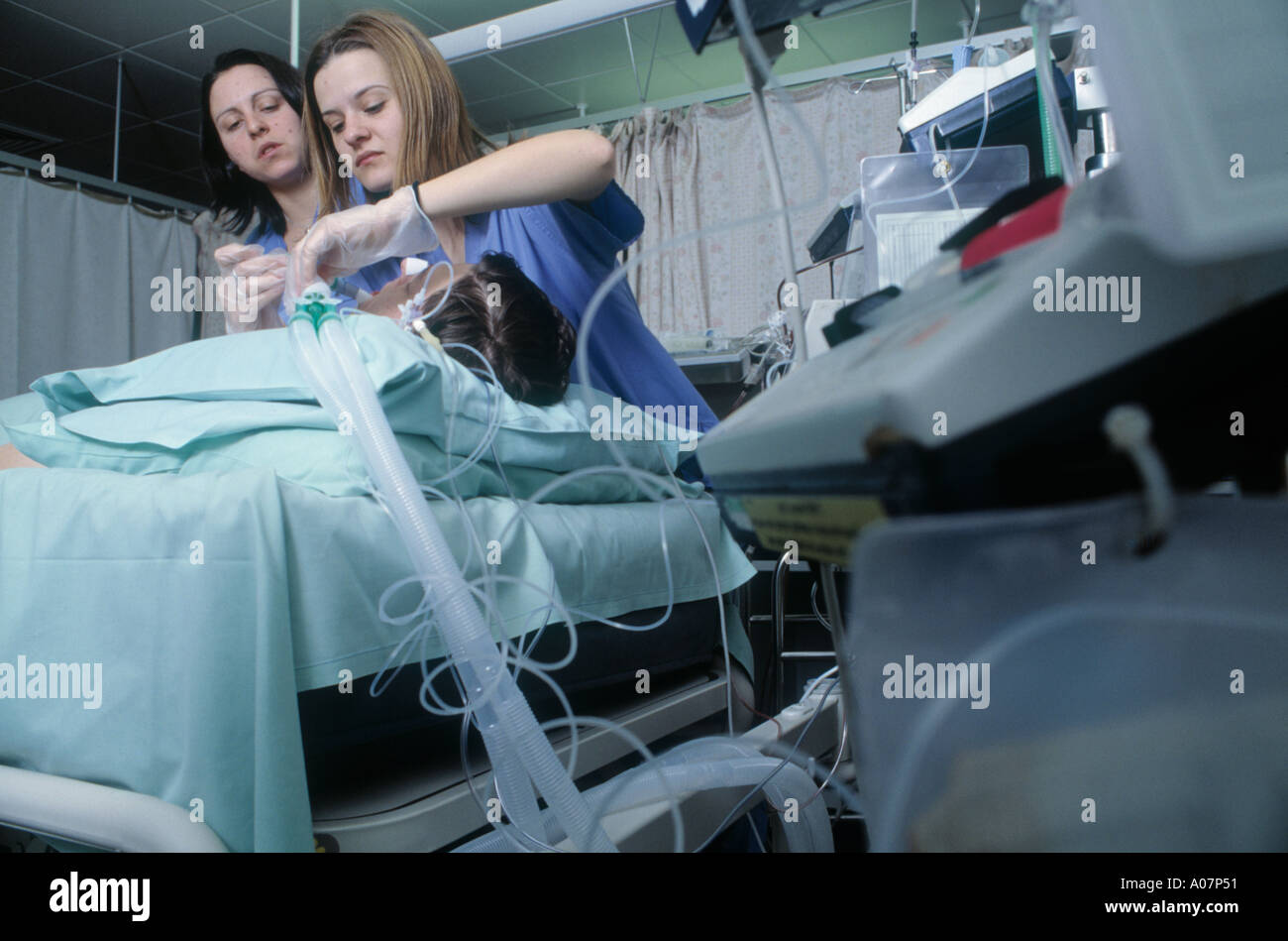 spanish-nurses-put-a-patient-on-oxygen-i