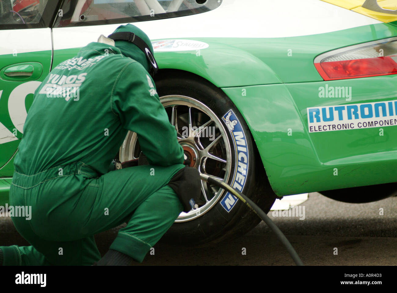 Racing car race tyre change stock photos & racing car race tyre ...