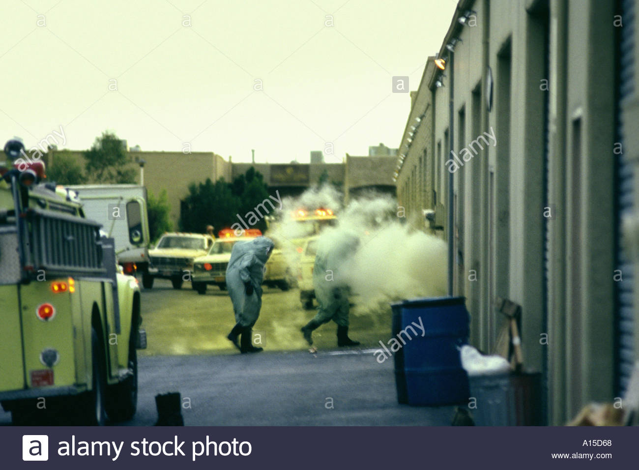 Hazmat team enters cloud of deady chlorine gas, leak in from Chlorine