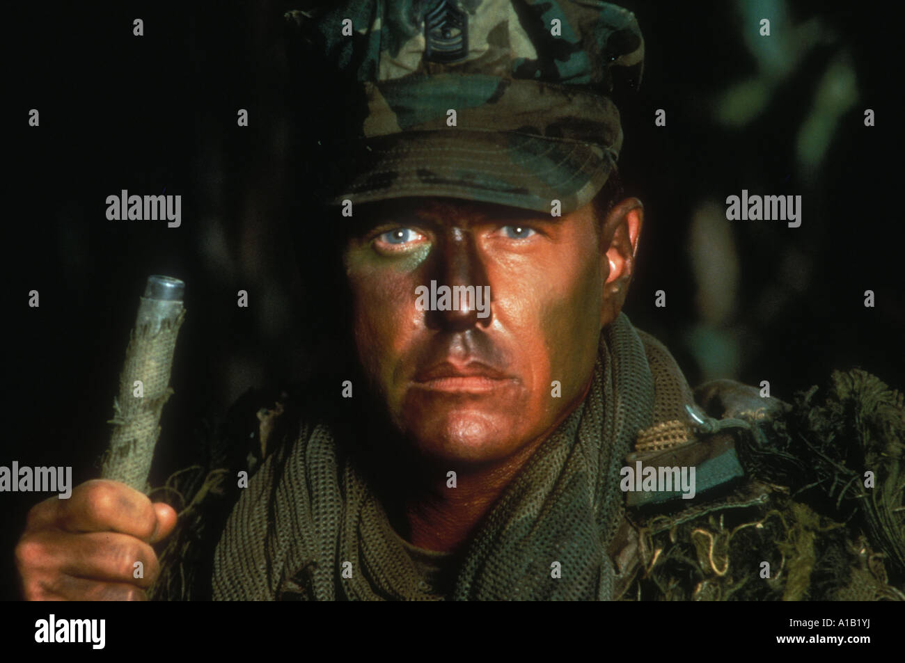 Download preview image - sniper-year-1993-director-luis-llosa-tom-berenger-A1B1YJ