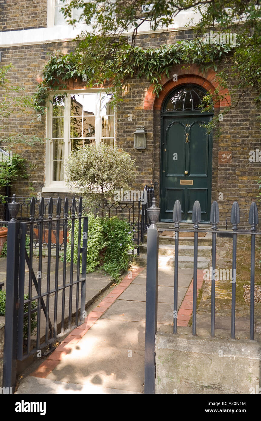 Open gate leading to green front door of London townhouse Stock ... Open gate leading to green front door of London townhouse Stock ...