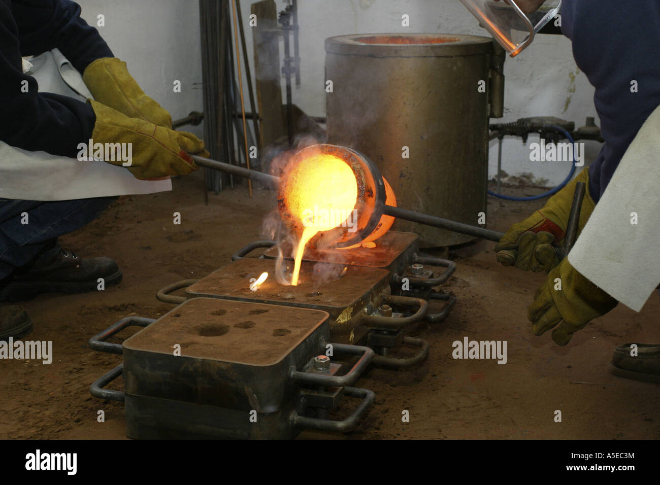 Bronze, casting, crucible Stock Photo, Royalty Free Image 11287399 Alamy