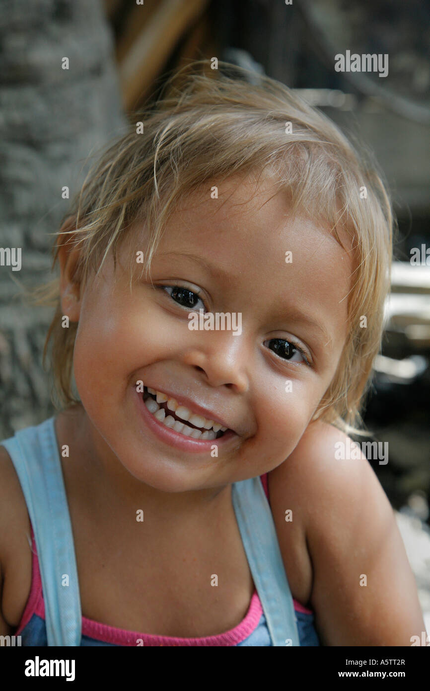 Low-Res abspeichern - painet-jj1652-honduras-girl-smilling-slum-barrio-chamelecon-san-pedro-A5TT2R