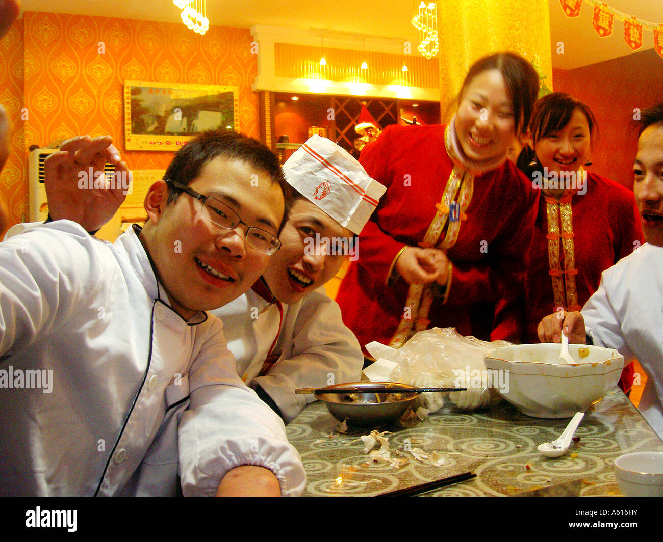 young-chinese-restaurant-kitchen-staff-waiter-waitress-cook-chef-in-A616HY.jpg