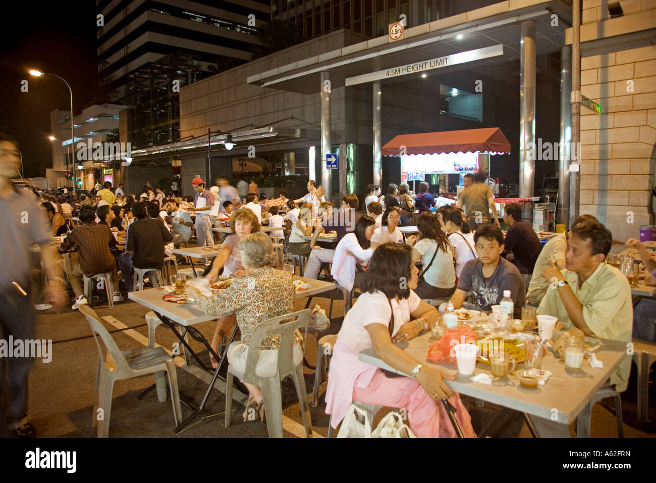 Outdoor dining at Lau Pa Sat festival market hawker centre Stock Photo