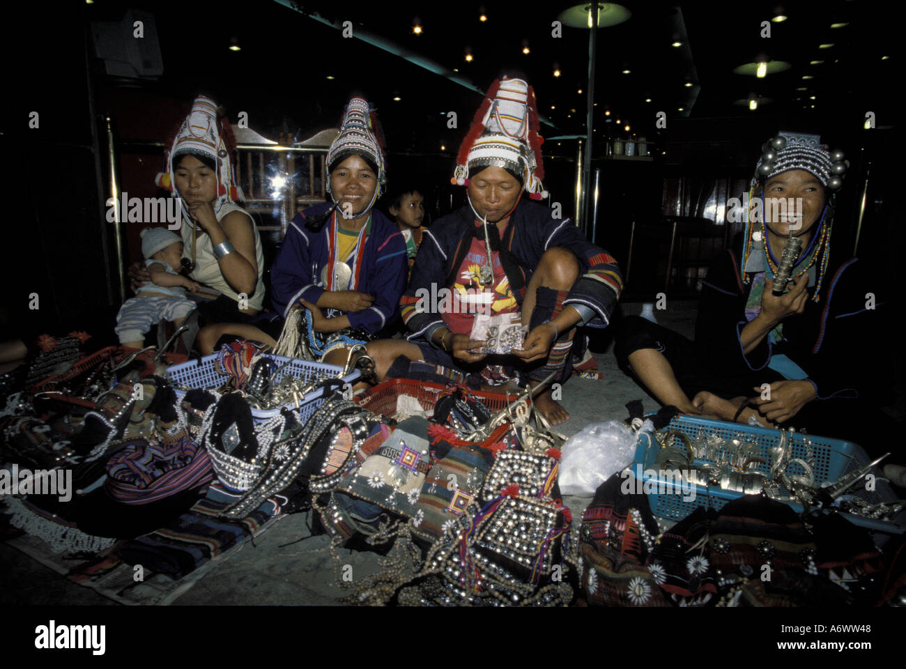 Thailand, Chiang Mai. Akha woman vendors at the Pizza Hut, P.M Stockfoto, Lizenzfreies Bild ...
