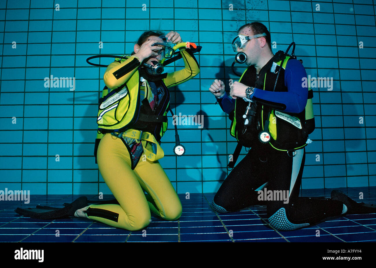 scuba diving lessons in a swimming pool blow out diving mask Germany