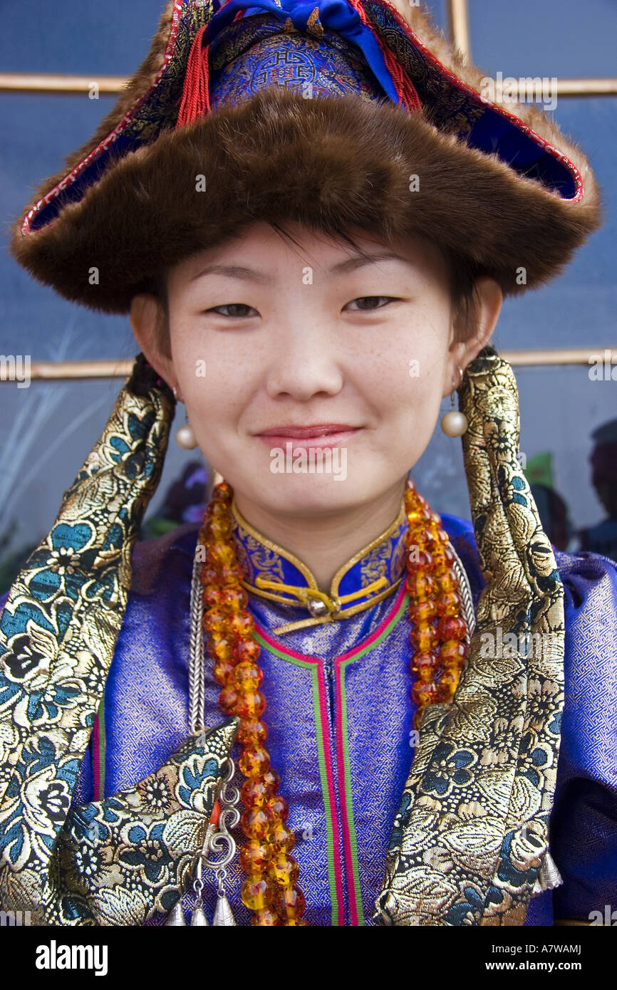 Download preview image - women-dressed-in-mongolian-costume-celebrating-in-hong-hua-er-ji-inner-A7WAMJ