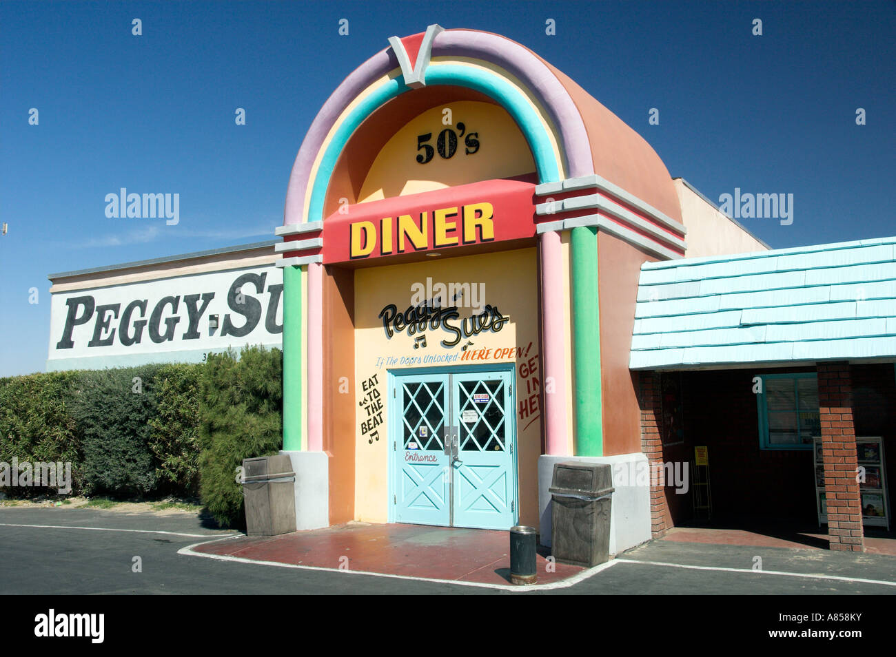 Peggy Sue s Nifty Fifties Diner in Barstow, California USA Stock Photo, Royalty Free Image