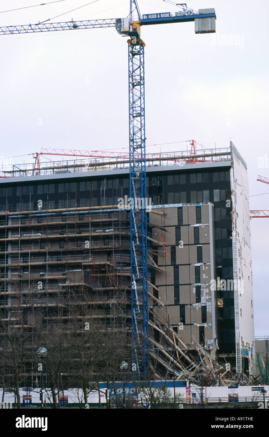 scaffolding-accident-on-the-building-site-at-the-new-jurys-inn-hotel-A91THE.jpg