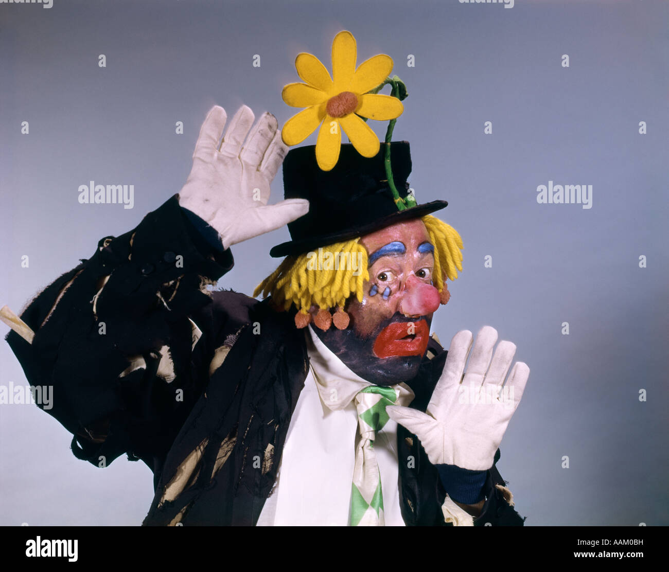 HOBO STYLE CLOWN WEAR TOP HAT WITH DAISY PERFORMER FUNNY Stock Photo The Clown Wore A Wide Tie And A Floppy Hat