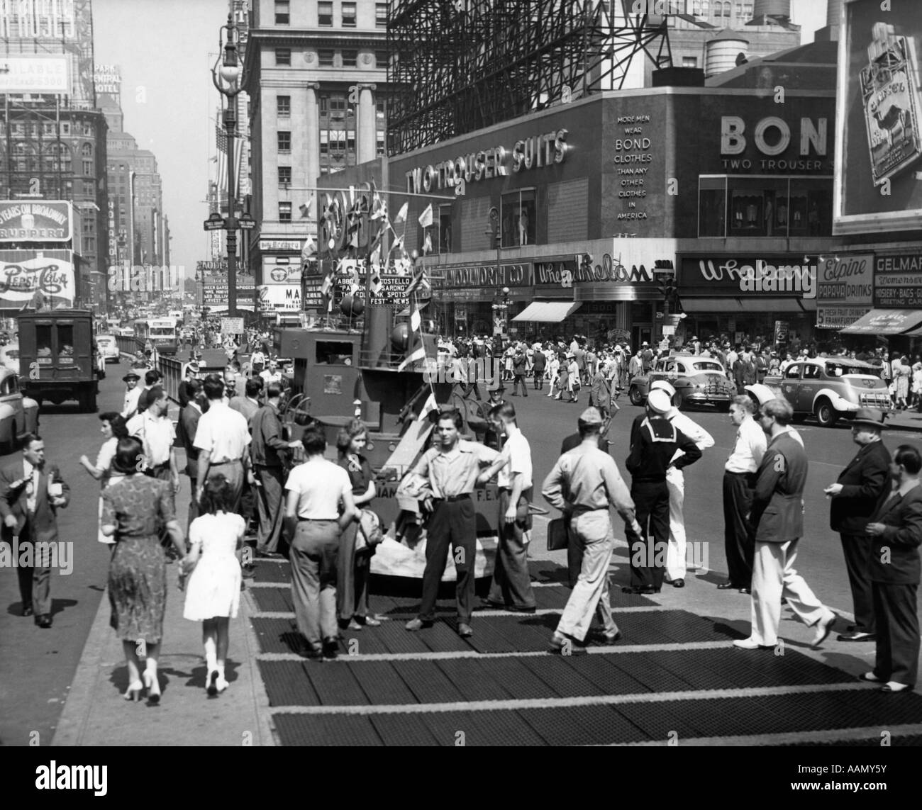 1940s WWII WARTIME TIMES SQUARE MANHATTAN PEDESTRIANS TRAFFIC TWO Stock