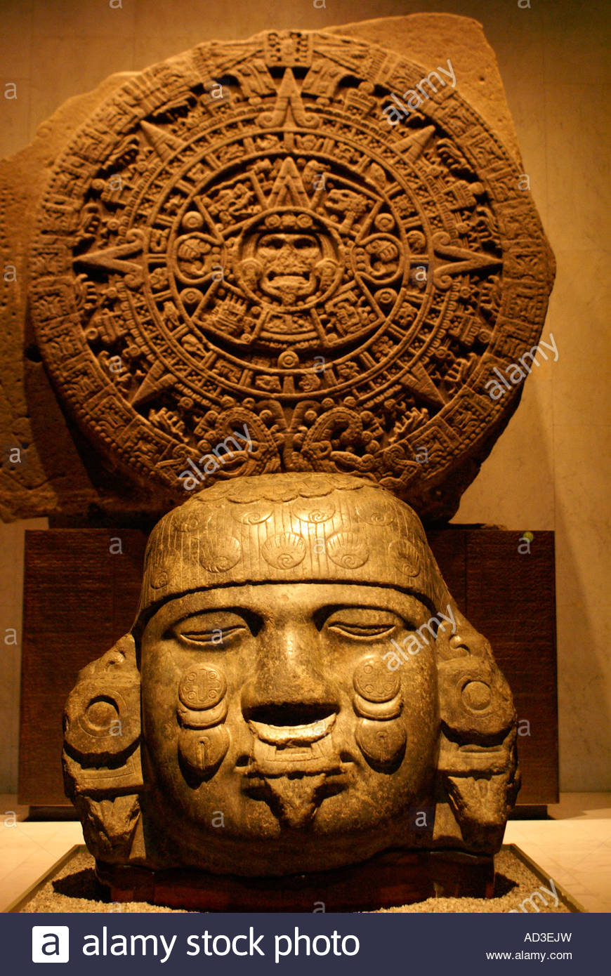 Aztec_sculpture_and_calendar_stone_Mexic